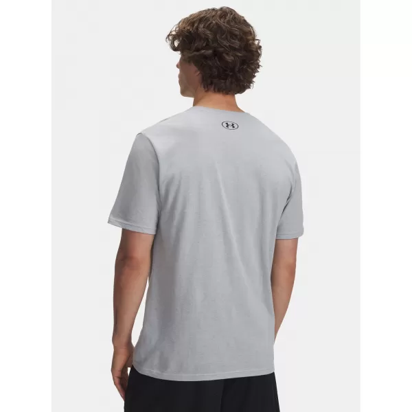  Férfi póló UNDER ARMOUR UA CAMO CHEST STRIPE SS 1376830-011 SZÜRKE 
