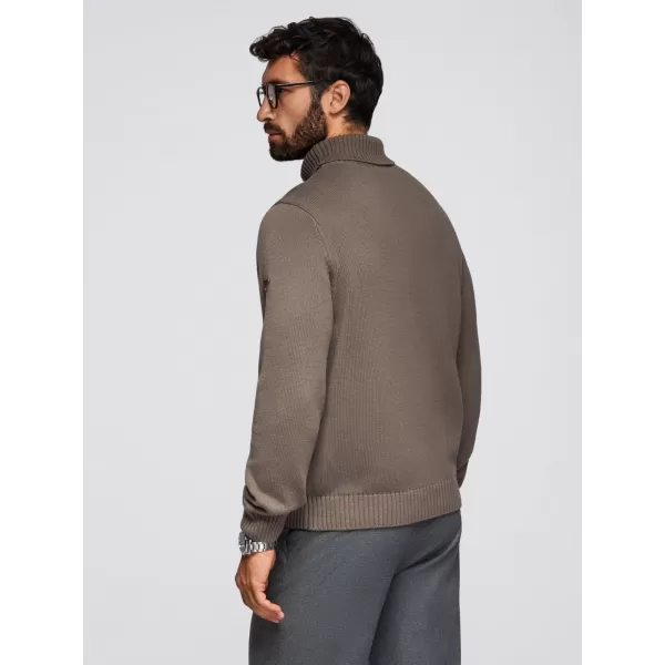  Férfi pulóver OMBRE OM-SWTN-0163 SZÜRKEBARNA 