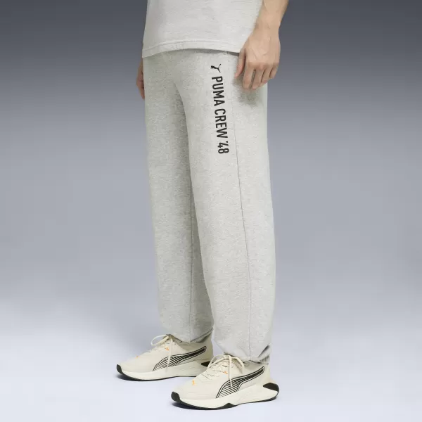  Férfi melegítőnadrág PUMA M GRAPHIC FRENCH TERRY JOGGER 52770304 VILÁGOSSZÜRKE HANGA 