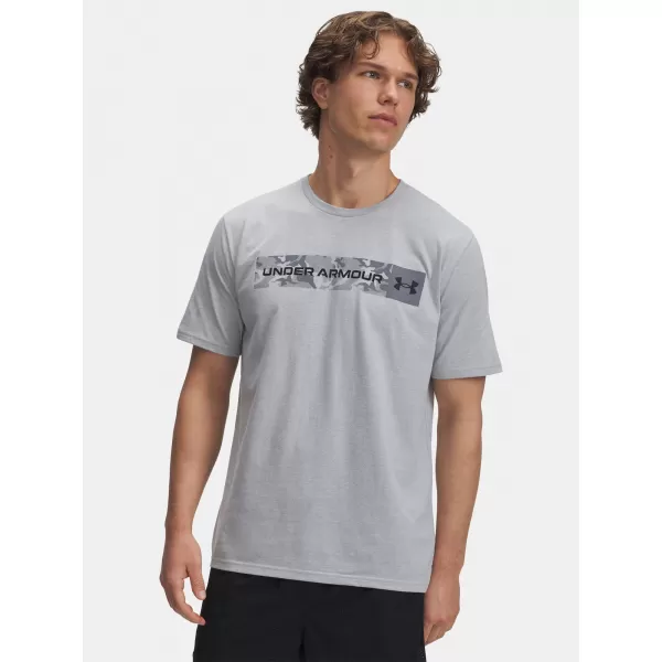  Férfi póló UNDER ARMOUR UA CAMO CHEST STRIPE SS 1376830-011 SZÜRKE 