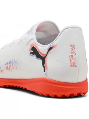 Csizma PUMA FUTURE 8 PLAY TT 108605-01 WHITE/ FEHÉR/PUMA FEKETE/VILÁGÍTÓ VÖRÖS