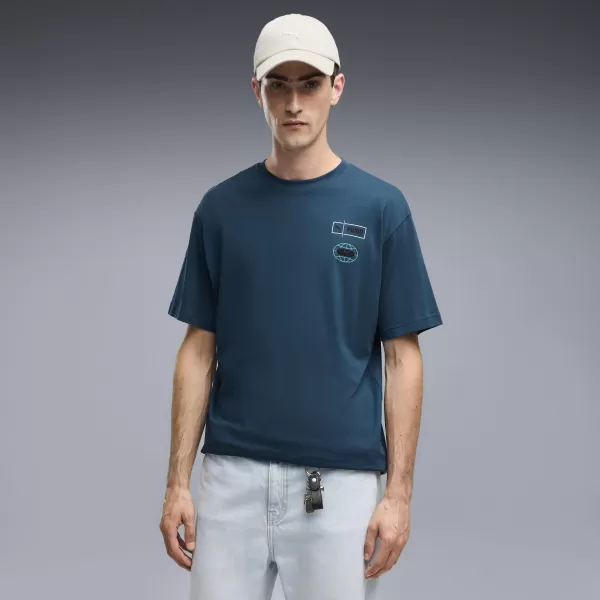 Férfi póló PUMA GRAPHICS RELAXED STACKED TEE 69436836 ÉJFÉLI BENZIN 