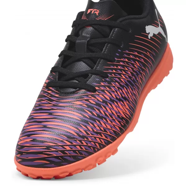  Gyermek gyep PUMA FUTURE 8 PLAY TT JR 108396-01 FEKETE/FEHÉR/VILÁGÍTÓ VÖRÖS 