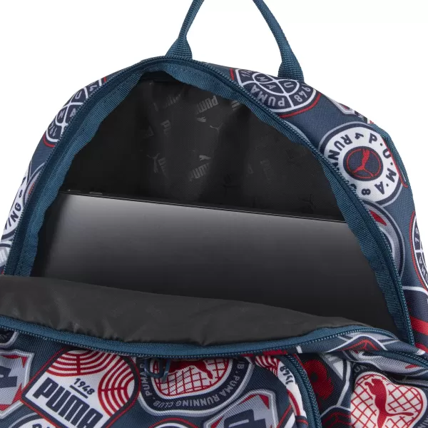  Hátizsák PUMA ACADEMY AOP BACKPACK 09115027 ÉJFÉLI BENZIN/MINDIG PIROS/FUTÓJELVÉNYEK AOP 