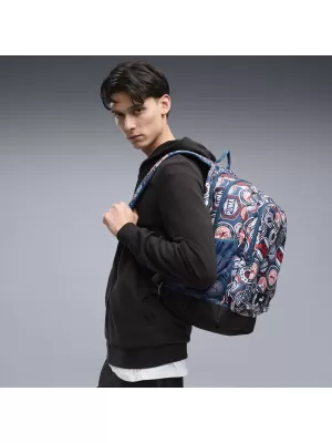 Hátizsák PUMA ACADEMY AOP BACKPACK 09115027 ÉJFÉLI BENZIN/MINDIG PIROS/FUTÓJELVÉNYEK AOP