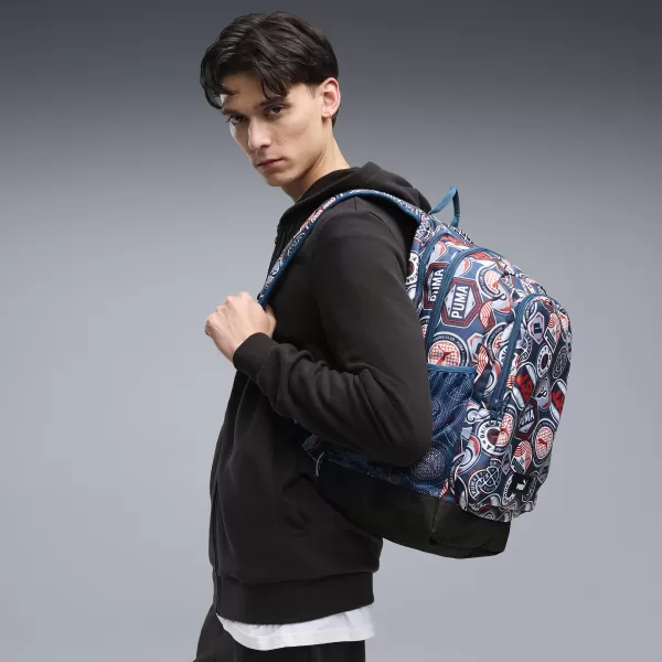  Hátizsák PUMA ACADEMY AOP BACKPACK 09115027 ÉJFÉLI BENZIN/MINDIG PIROS/FUTÓJELVÉNYEK AOP 