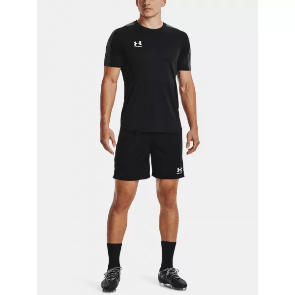  Férfi rövidnadrág UNDER ARMOUR CHALLENGER CORE SHORT 1372691-001 FEKETE 