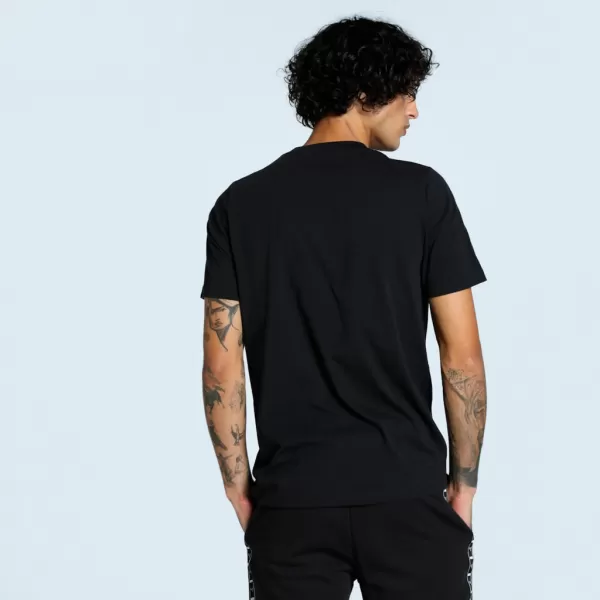  Ing PUMA ESS TAPE TEE 684674-01 FEKETE 