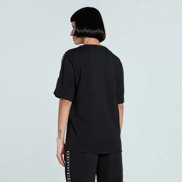  Ing PUMA ESS TAPE RELAXED TEE 685009-01 FEKETE 