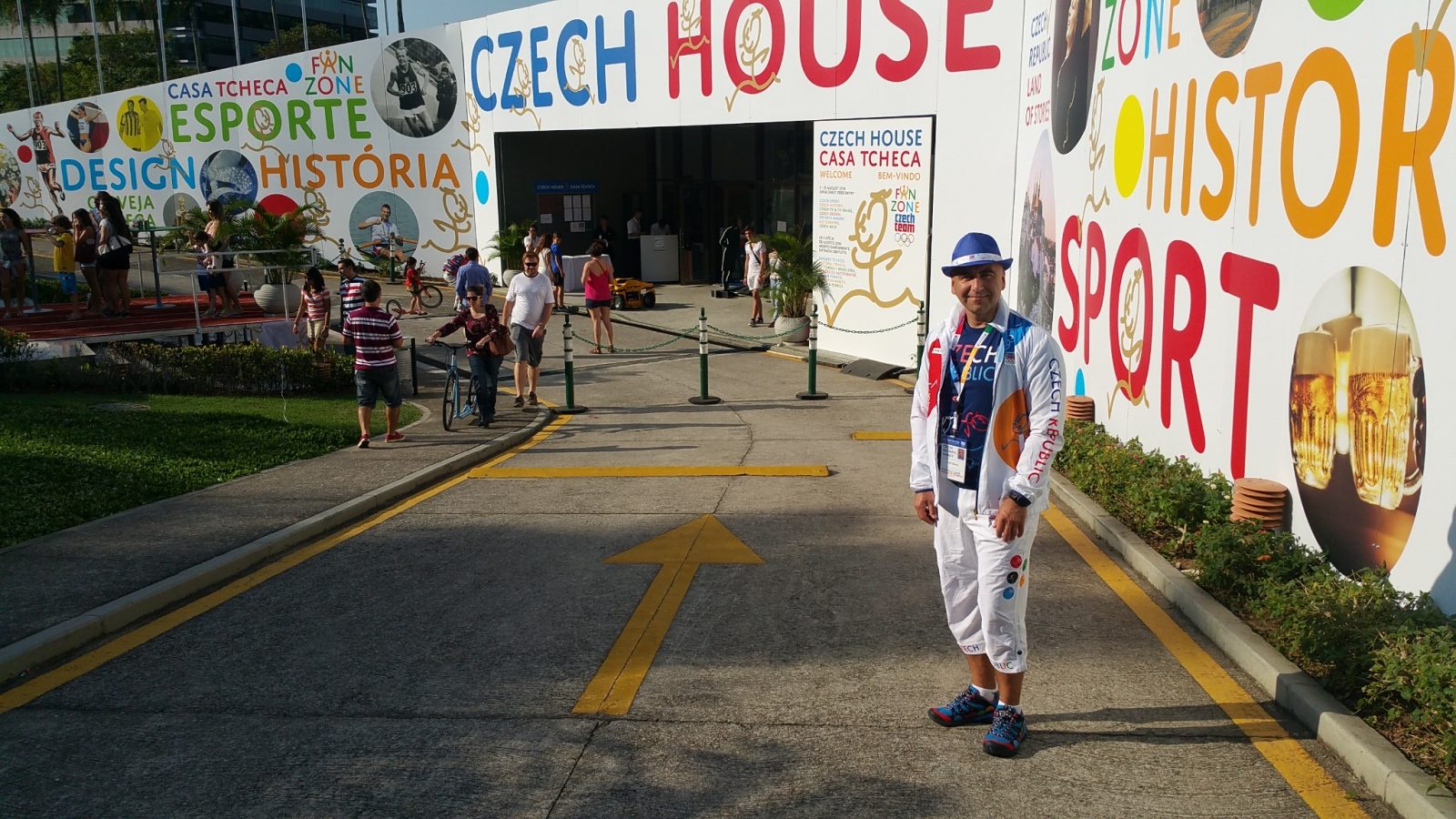 Egy férfi olimpiai ruhában, mielőtt belépett a cseh házba