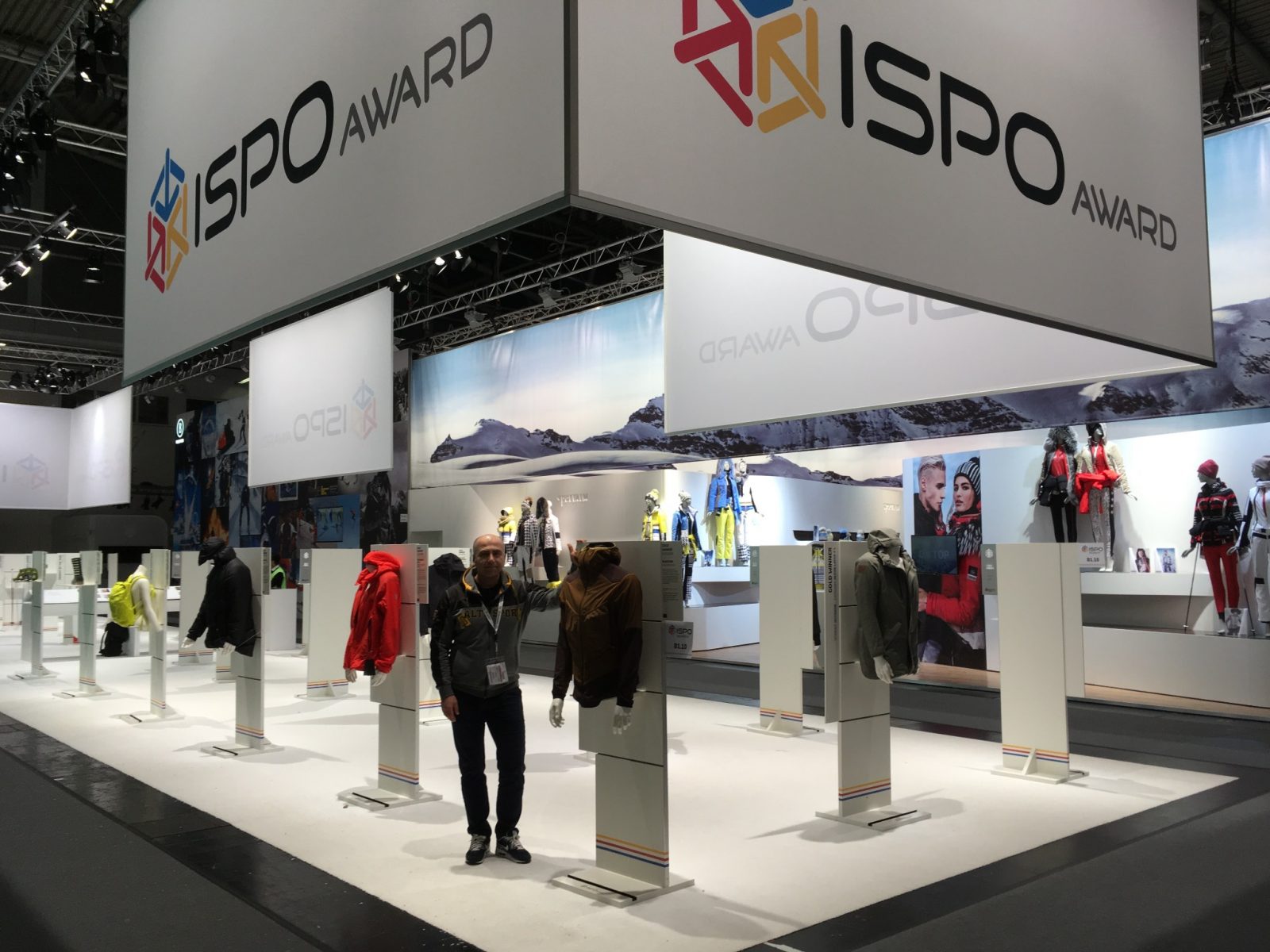 ISPO Award kiállítás sportruházattal és látogatóval