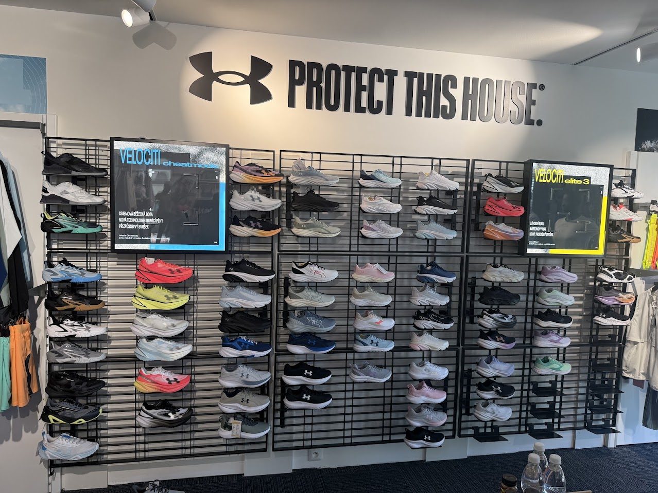 Egy fal Under Armour sportcipőkkel