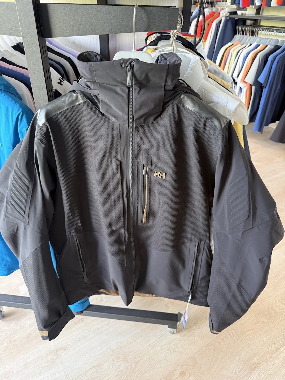 Helly Hansen sötét műszaki kabát kapucnival és cipzárral